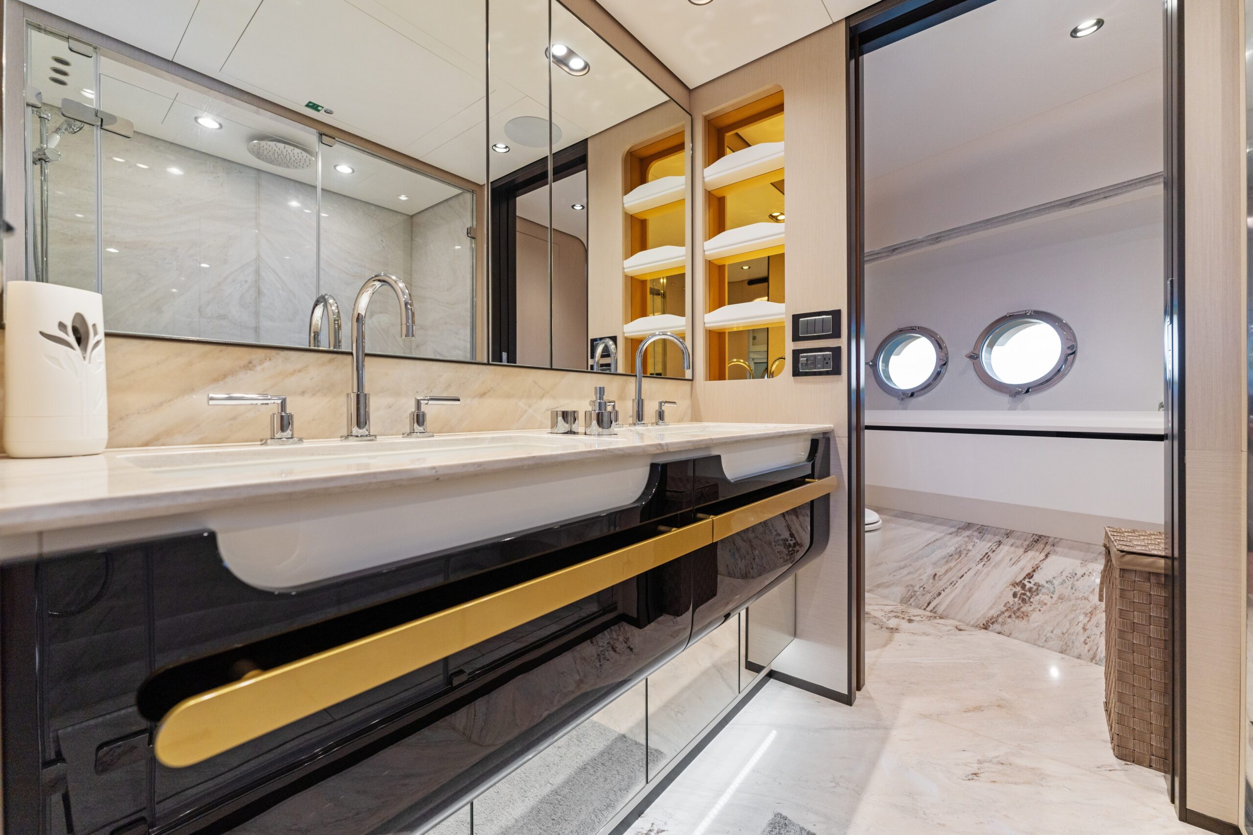 88 Azimut _ Photo 44 (Custom)